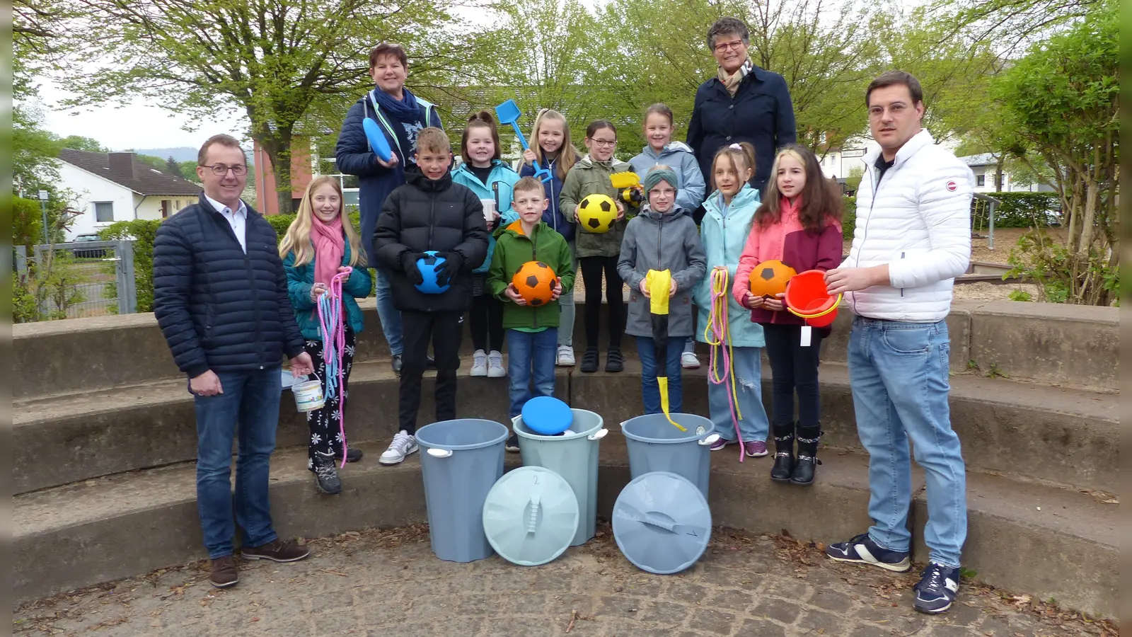 Übergabe des Pausenspielzeugs: (v.l.) Andreas Siewers (2.Vors. d. Fördervereins der Grundschule Beverungen), Dagmar Schmidt (Konrektorin des Grundschulverbundes), Birgit Riepe-Dewender (Schulleiterin des Grundschulverbundes) und Christian Schulz (1.Vors. d. Fördervereins der Grundschule Beverungen) sowie Klassenvertreter aus den Grundschulklassen des Hauptstandortes. (Foto: Grundschulverbund Beverungen)