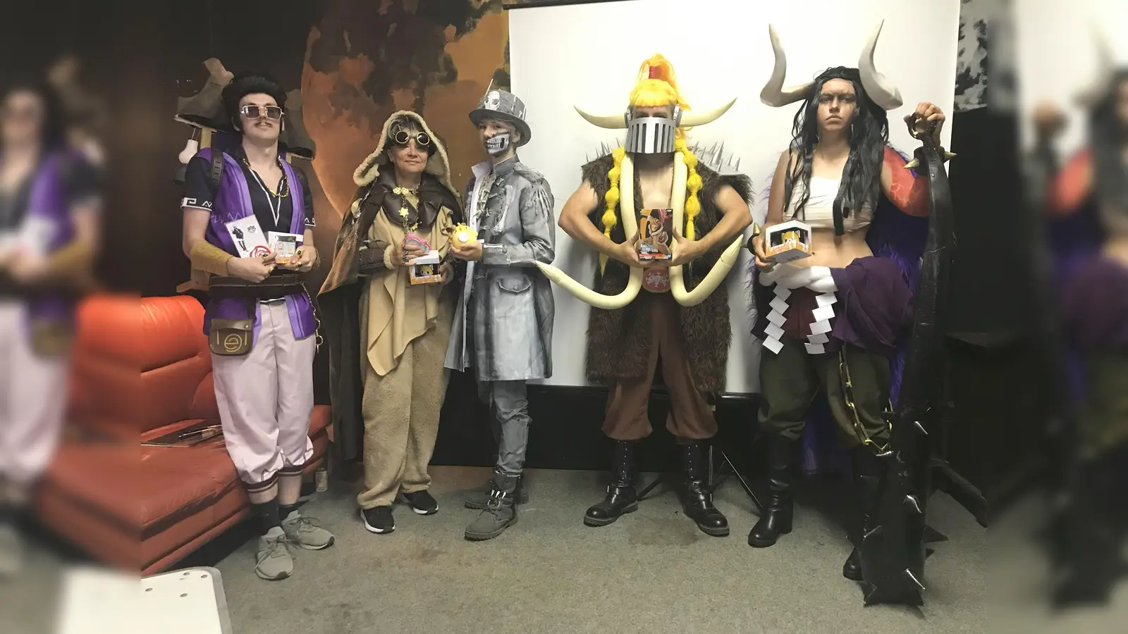 Die Siegerinnen und Sieger des Cosplay-Wettbewerbs (v.l.n.r.) Dritter wurde Alex als Liben, Zweite wurde Larissa und Naja als Sandmann und Zahnfee sowie das Siegerduo Conner und Tara als Beast Pirates aus One Piece. (Foto: Stadt Höxter)