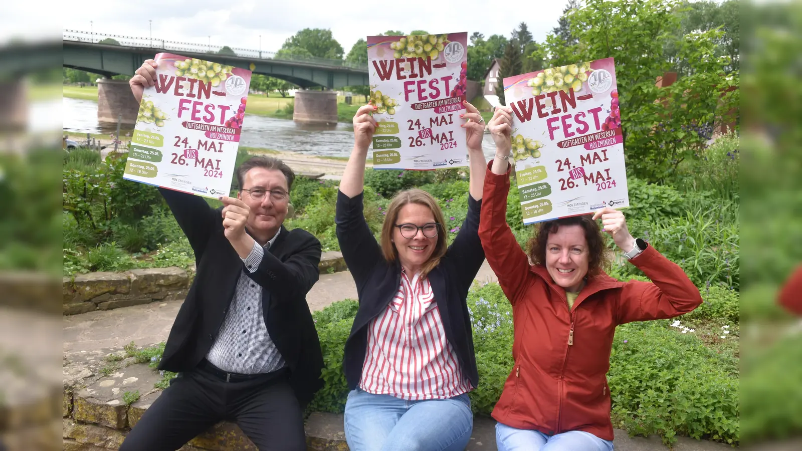 Hoch die Hände fürs Weinfest-Wochenende. Humorvoll laden die Vertreter von Stadtmarketing Holzminden, Volker Stanoschek, Inga Schaper und Isabell Adam zum Weinfest 2024 ein.  (Foto: Barbara Siebrecht)