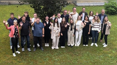 Die neuen Auszubildenden zusammen mit Kreisbaurat Ralf Buberti (2. Reihe 1.v.r.), Personalbereichsleiterin Claudia Bonefeld (2.v.l.), Isabelle Besser (Bereich Ausbildungsleitung Personal, 1. Reihe 1.v.r.), dem Vorsitzenden des Gesamtpersonalrates Martin Skatulla (2. Reihe 4.v.r.), dem Vorsitzenden des Personalrates Bernd Schaper (2. Reihe 5.v.r.) und der Jugend- bzw. Auszubildendenvertretungen Dion Gundlach (2. Reihe 6.v.r.) und Cara Brümmer (2. Reihe 2.v.r.). (Foto: Landkreis Holzminden)