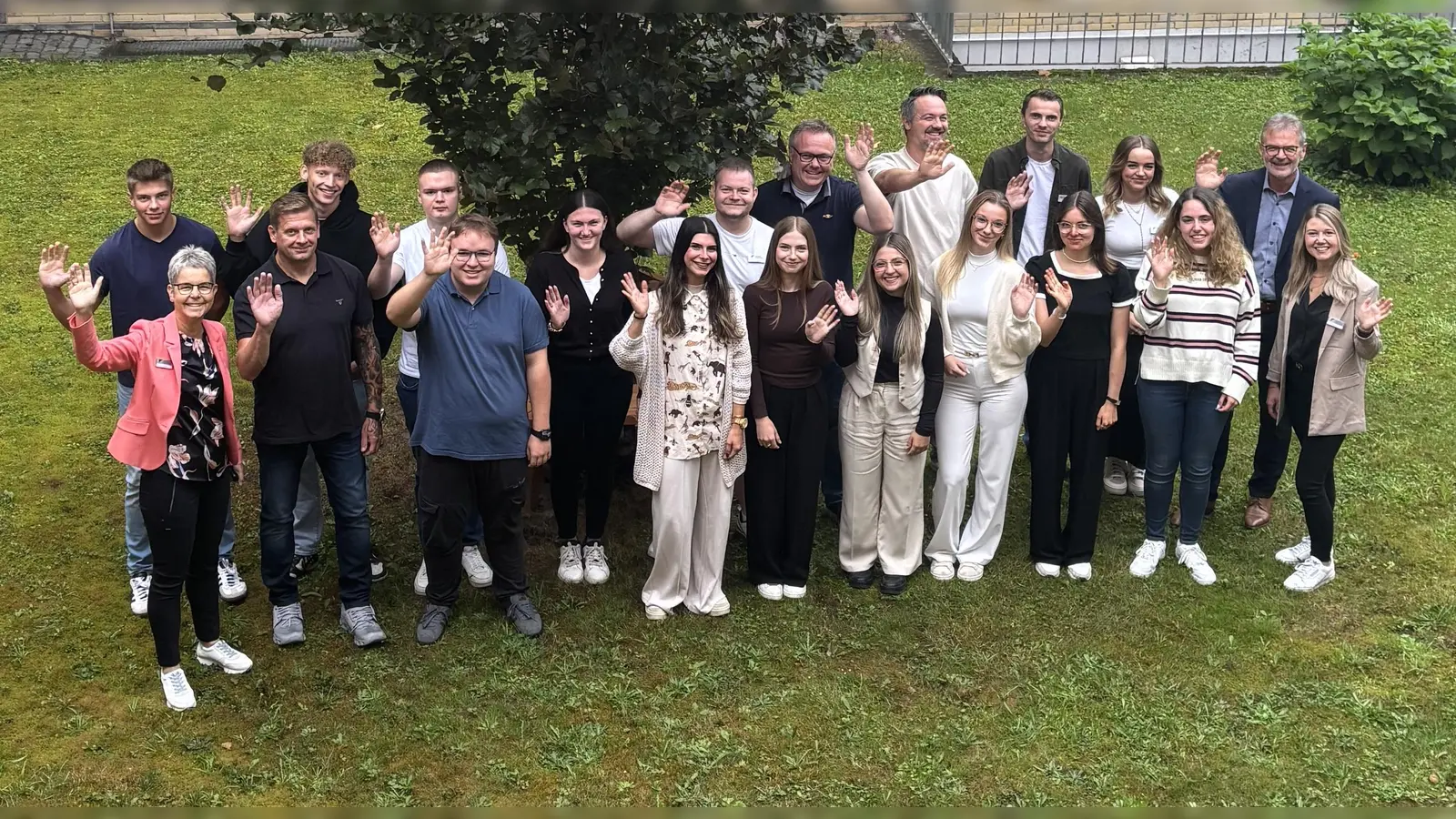 Die neuen Auszubildenden zusammen mit Kreisbaurat Ralf Buberti (2. Reihe 1.v.r.), Personalbereichsleiterin Claudia Bonefeld (2.v.l.), Isabelle Besser (Bereich Ausbildungsleitung Personal, 1. Reihe 1.v.r.), dem Vorsitzenden des Gesamtpersonalrates Martin Skatulla (2. Reihe 4.v.r.), dem Vorsitzenden des Personalrates Bernd Schaper (2. Reihe 5.v.r.) und der Jugend- bzw. Auszubildendenvertretungen Dion Gundlach (2. Reihe 6.v.r.) und Cara Brümmer (2. Reihe 2.v.r.). (Foto: Landkreis Holzminden)
