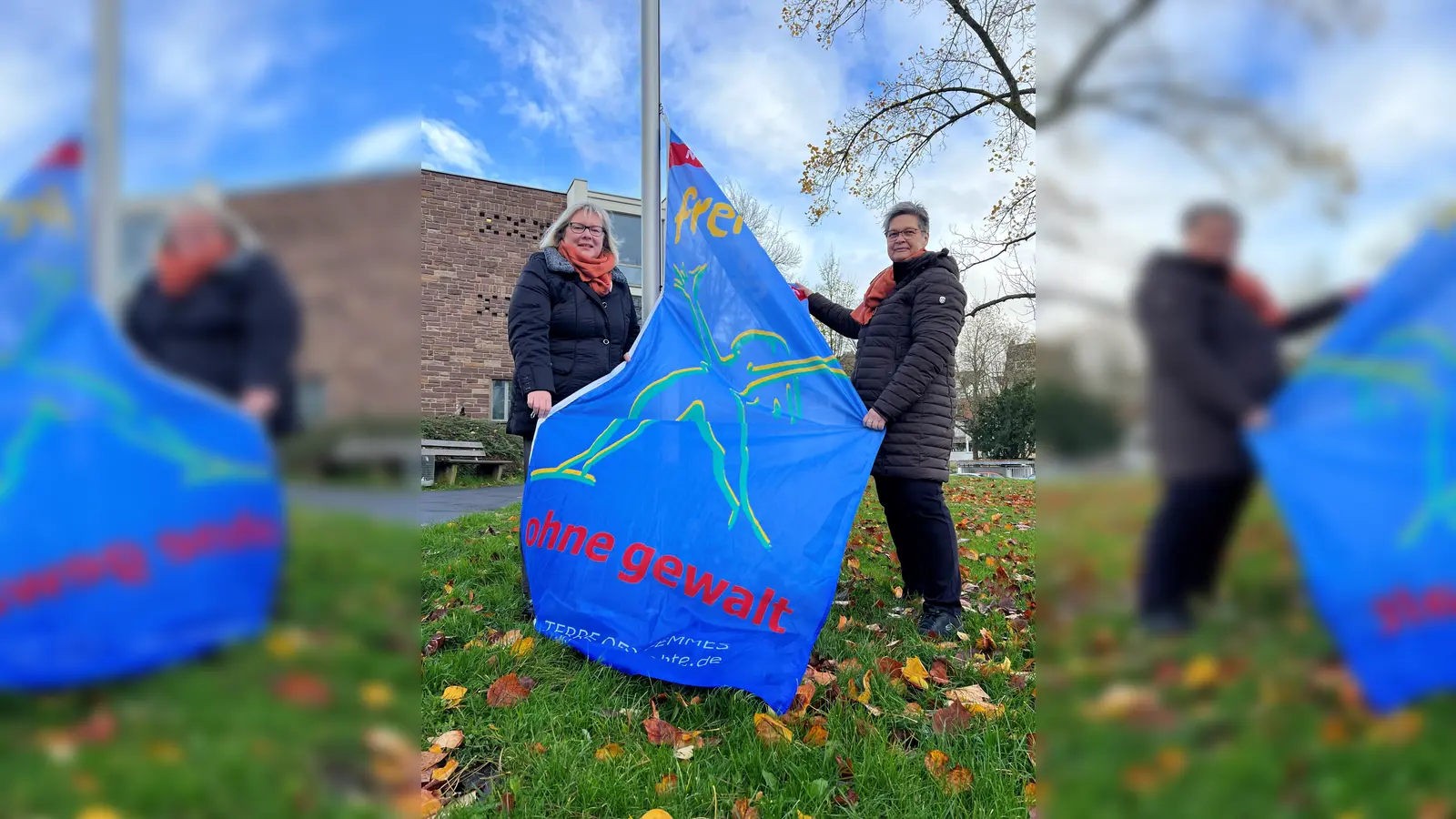 Landkreis Kassel beteiligt sich an Orange Days: Vizelandrätin Silke Engler (links) hisst gemeinsam mit der Frauenbeauftragten des Landkreises, Anette Milas, symbolisch eine Flagge.  (Foto: Landkreis Kassel)
