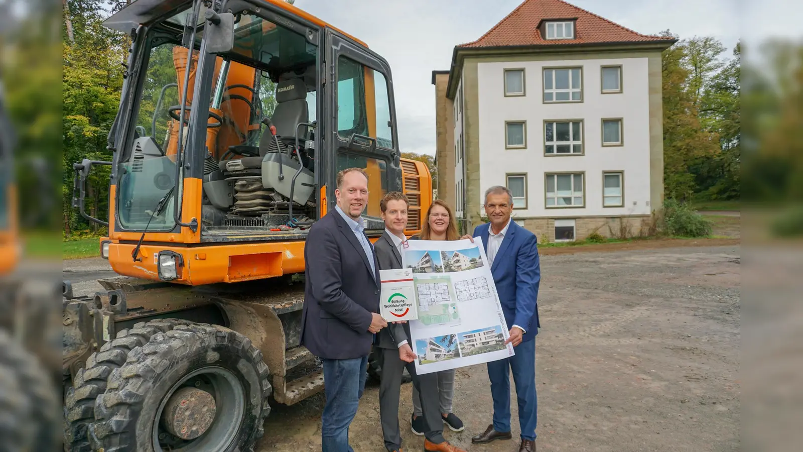 V.l.: MdL Marco Schmitz (Stiftungsratsvorsitzender Stiftung Wohlfahrtspflege), Jerome Major (Geschäftsführer Lebenshilfe Brakel), Verena Reimann (Stadt Bad Driburg) und Bürgermeister Burkhard Deppe. (Foto: privat)