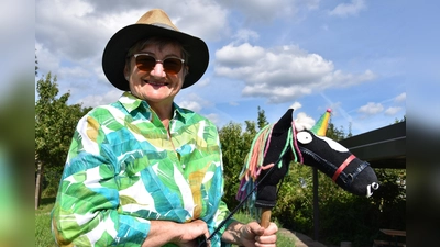 Fabelhafte Geburtstagsbastelei: Monika Korell macht zusammen mit Kindern im Archäologiepark Höxter aus Besenstielen und Socken phantasievolle Einhörner. (Foto: Huxarium Gartenpark Höxter)