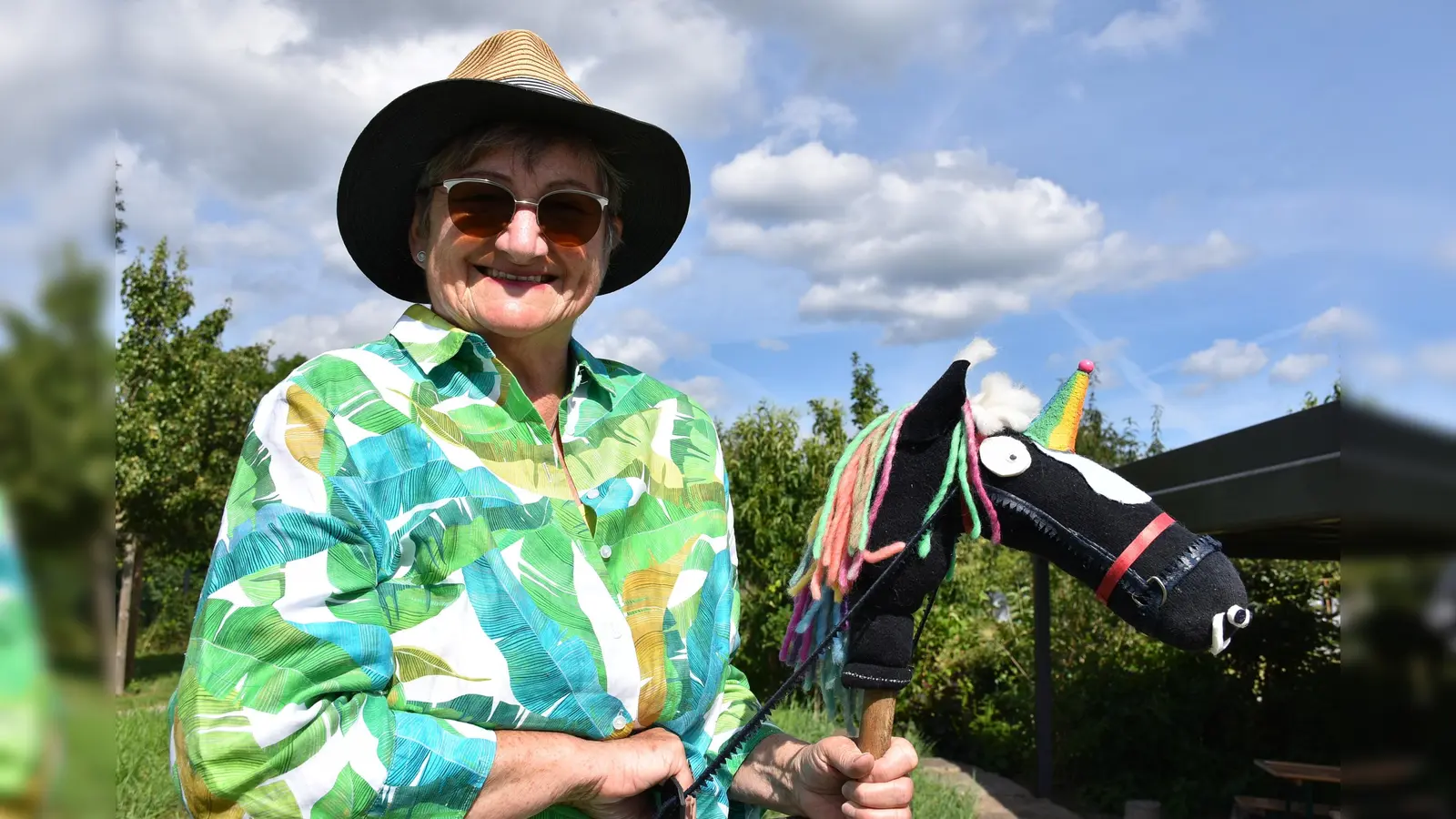 Fabelhafte Geburtstagsbastelei: Monika Korell macht zusammen mit Kindern im Archäologiepark Höxter aus Besenstielen und Socken phantasievolle Einhörner. (Foto: Huxarium Gartenpark Höxter)
