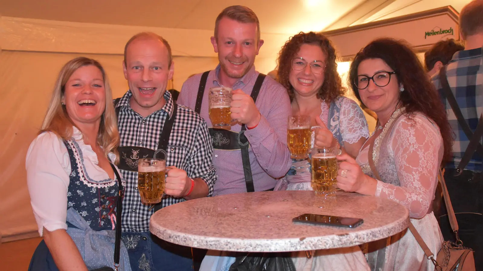 In bayrischer Tracht mit süffigem Bier wurde fröhlich gefeiert.  (Foto: Barbara Siebrecht)