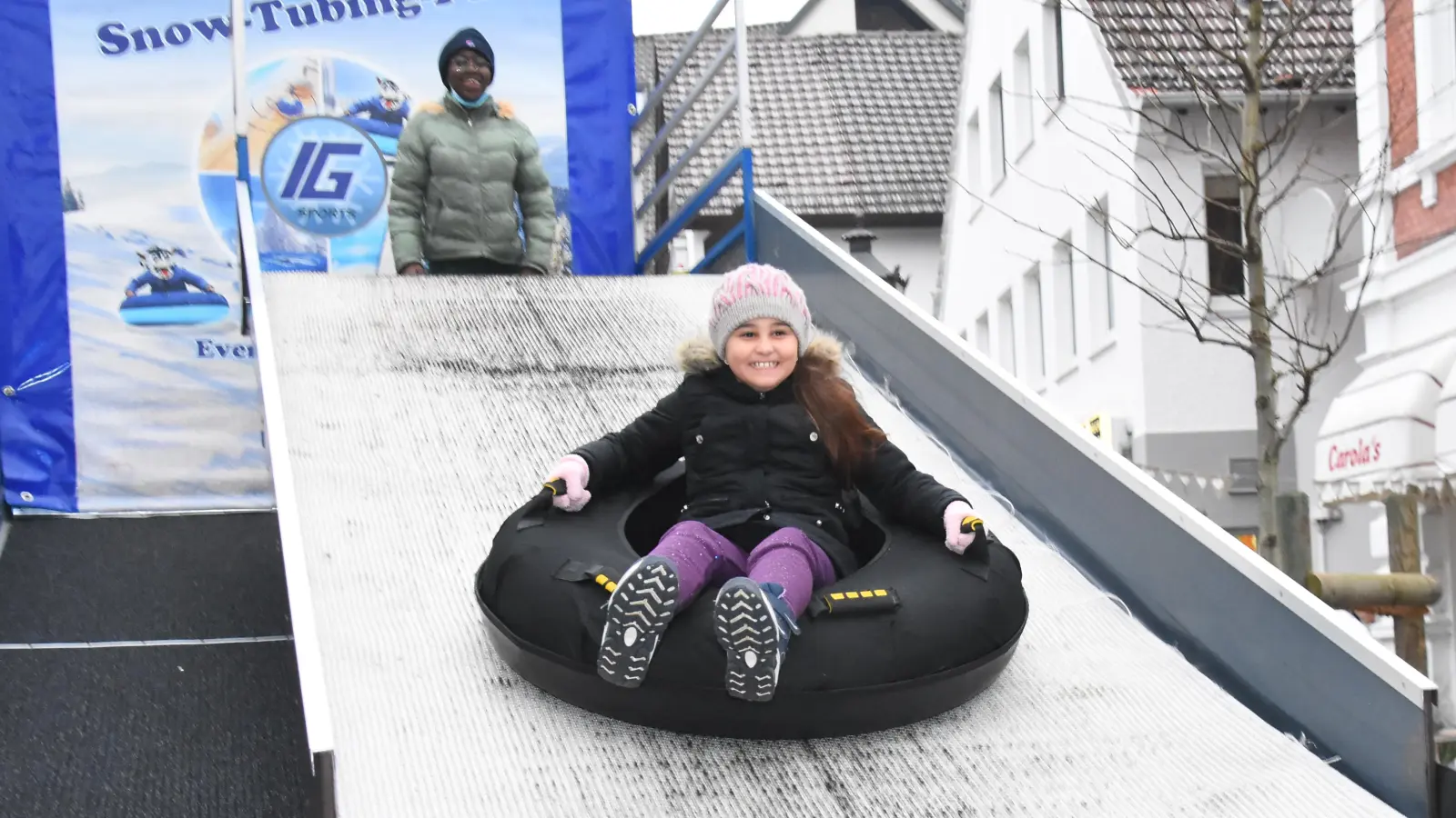 Auf großen Reifen sausten die Kinder den künstlichen Hang hinunter.  (Foto: Peter Vössing)