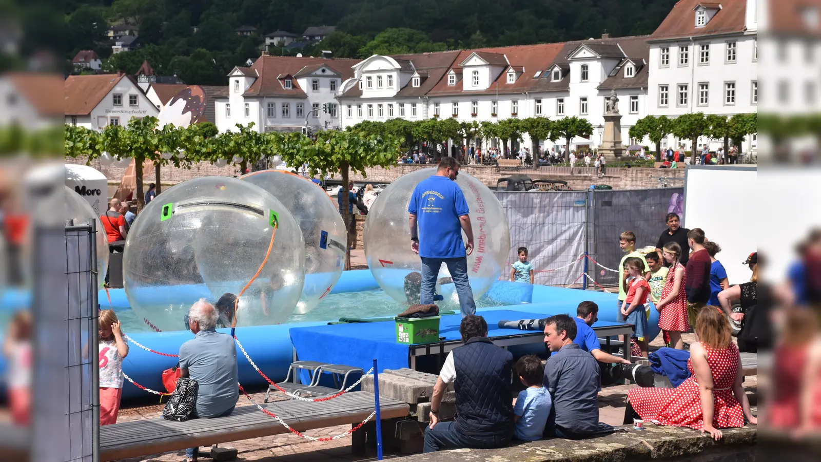 In einer Luftblase auf dem Wasser laufen macht viel Spaß. (Foto: Barbara Siebrecht (redaktion@satz-owz-verlag.de, siebrecht))