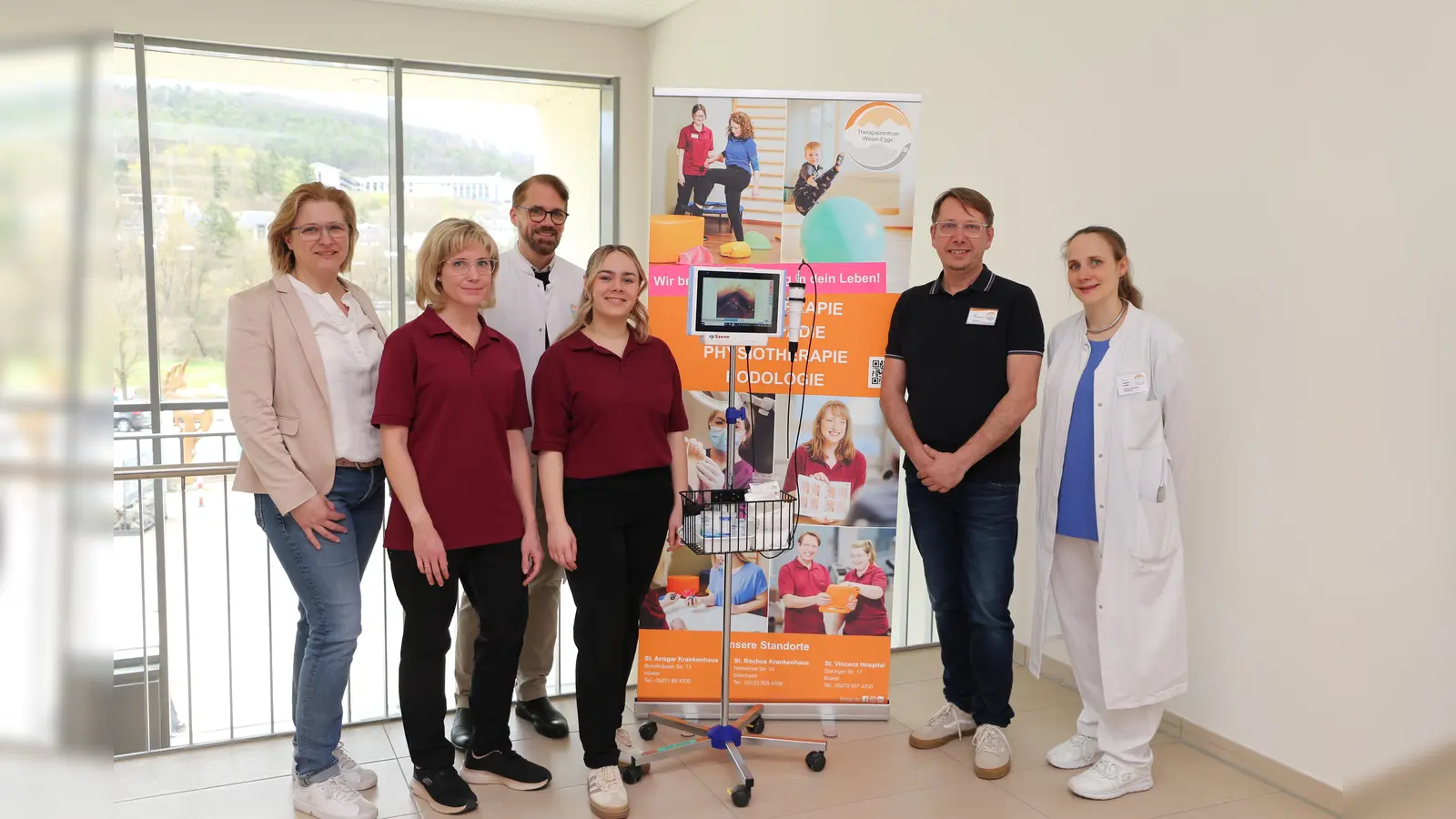 Gemeinsam für eine verbesserte Versorgung von Patienten mit Schluckstörungen (v.l.): Jessica Mewes (Leitung Therapiezentrum Weser-Egge), Susanne Schwandt, Prof. Dr. Mark Obermann (Chefarzt der Klinik für Neurologie), Evelyn Tischer,Dirk Schwuchow (Teamleitung Therapiezentrum am St. Ansgar Krankenhaus) und Dr. Sophia Lades (ltd. Oberärztin der Klinik für Neurologie) präsentieren die neue Schluckambulanz am St. Ansgar Krankenhaus der KHWE in Höxter. (Foto: KHWE)