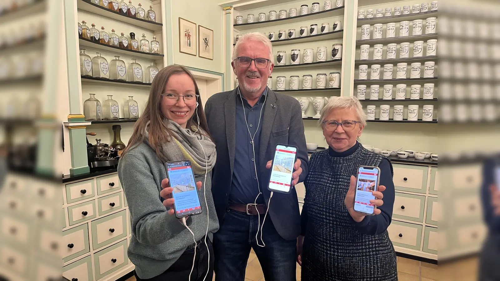 (v.l.) Museumsleiterin Katharina Zeller, Dieter Rüddenklau und Christa Figur vom Team des Apothekenmuseums. (Foto: Julia Sürder)