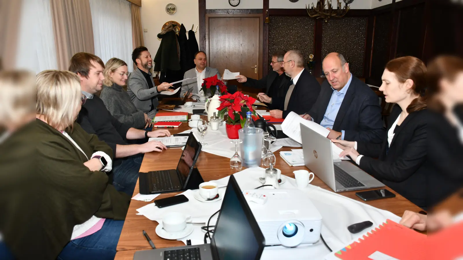 Die Hauptverwaltungsbeamten bei der Unterzeichnung im Altendorfer Hof. Erste Kreisrätin Sarah Humburg, Sebastian Rode (SG-Bürgermeister BW-Polle), Gesundheits- und Sozialdezernentin Stefanie Ahlborn, Tino Wenkel (SG-Bürgermeister Boffzen), Landrat Michael Schünemann, Kreisbaurat Ralf Buberti, Wolfgang Anders (SG-Bürgermeister Eschershausen-Stadtoldendorf), Thomas Junker (SG-Bürgermeister Bevern) und Alena Friese (Allgemeine Vertreterin der Bürgermeister der Stadt Holzminden). (Foto: Peter Drews/Landkreis Holzminden)