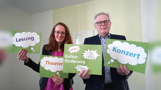 Die Kulturmanagerin des Kreises Höxter Julia Siebeck und Kreisdirektor Klaus Schumacher freuen sich, dass auch in diesem Jahr wieder kleinere Kulturprojekte vom Kreis gefördert werden können. (Foto: Kreis Höxter)