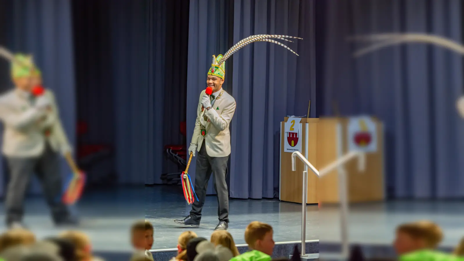 Solobild des Prinzen, der als ehemaliger Schüler der Schule ganz besonders gefeiert wurde. (Foto: privat)