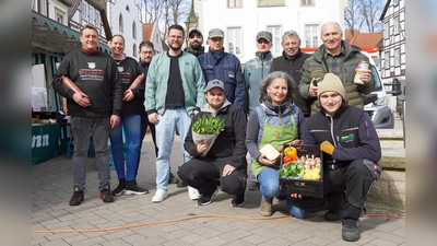 Regionaler Wochenmarkt im Herzen der Brakeler Innenstadt. Marktmeister Benedikt Gönnewicht (4. v.l.) und die Marktbeschicker möchten auf die Vielfalt der Angebote hinweisen. (Foto: Stadt Brakel)