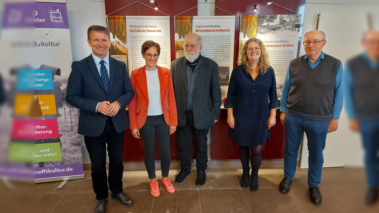 Die Ausstellung „Bürgerkrieg im Wesertal“ ist im Kreishaus eröffnet worden (von links): Landrat Michael Stickeln, Julia Siebeck, Kulturmanagerin des Kreises Höxter, Dr. Wolfgang Schäfer, Stadtarchivar und Museumsleiter in Uslar, Kristin Wiechers, Mitarbeiterin im Kulturbüro des Kreises Höxter, sowie Christoph Reichardt, Stadtheimatpfleger von Beverungen.  (Foto: Kreis Höxter)
