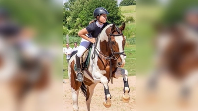 Emely Düker auf Gianni beim „Jump and Run,“ bei dem neben den Pferden auch Läufer*innen den Parcours meistern müssen. (Foto: privat)