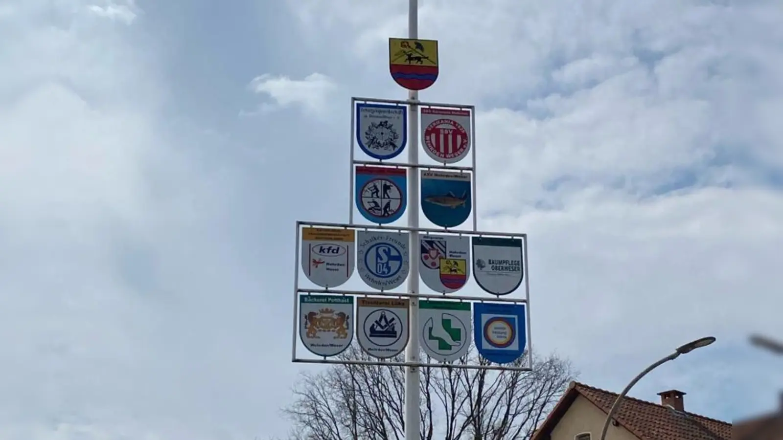 Fest unter dem geschmückten Maibaum. (Foto: proWehrden)