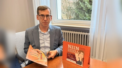 Jeder kann einen Beitrag leisten, um auf das wichtige Thema aufmerksam zu machen und Gewalt gegen Frauen und Kinder zu stoppen: Auch Bürgermeister Tobias Scherf macht gerne mit. Die ausgeschnittene Hand mit dem Text: „Wir sagen Nein zu Gewalt gegen Frauen“ wurde anschließend gut sichtbar im Flur der Verwaltung angebracht. (Foto: Hansestadt Warburg)