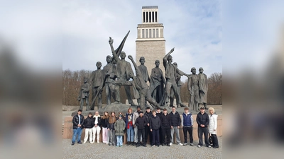 Klasse 10b vor dem Mahnmahl. (Foto: privat)
