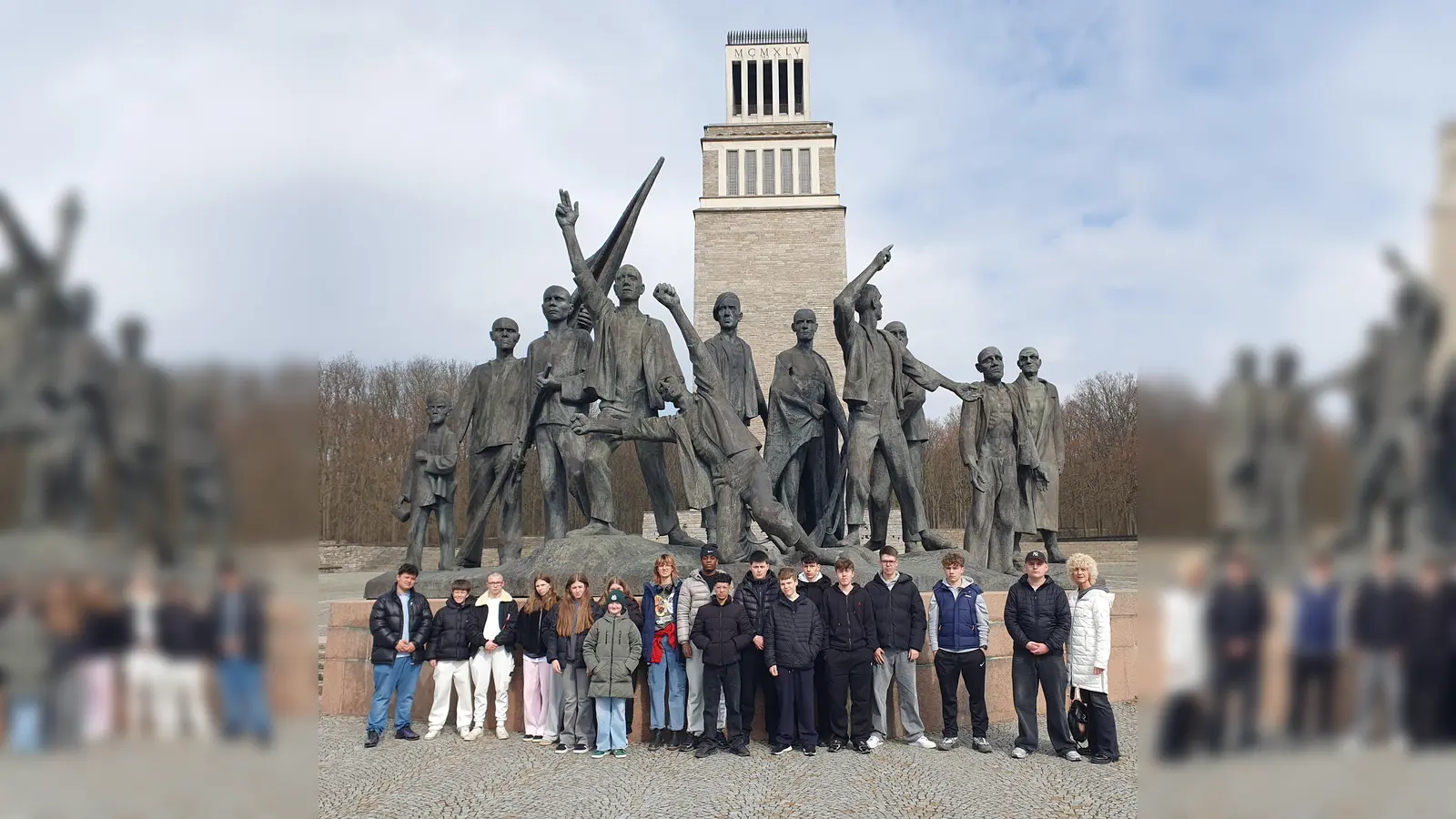 Klasse 10b vor dem Mahnmahl. (Foto: privat)