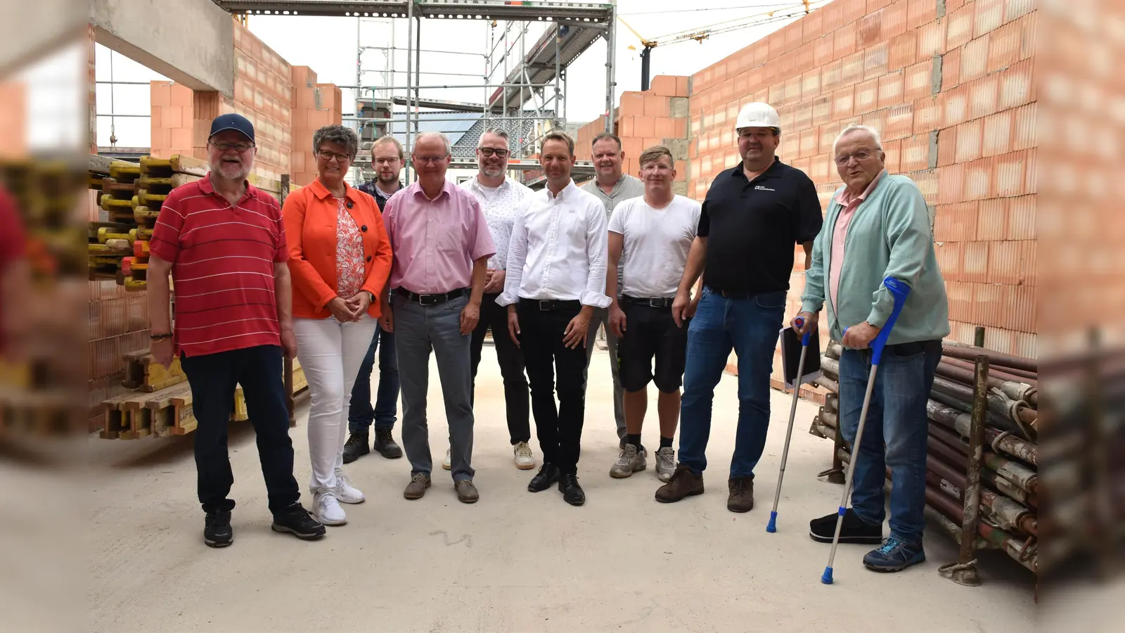 Bei der Besichtigung der Baustelle (v. l.) Rolf-Dieter Crois (SPD), Schulleiterin Birgit Riepe-Deweder, Bauingenieur Michael Grasshoff, Bürgermeister Hubertus Grimm, Sebastian Rapp (Schulausschussvorsitzender), Stephan Böker (CDU), Jörg Köhler (FDP), Schulhausmeister Alexander Schrainer, Architekt Wolfgang Hengst, Gisbert Bläsing (Grüne).  (Foto: Barbara Siebrecht)