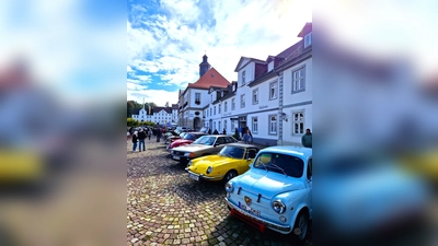 Für Automobil-Fans ein Erlebnis, das Oldtimer-Treffen am Hafenbecken. (Foto: MSC Weser-Diemel )