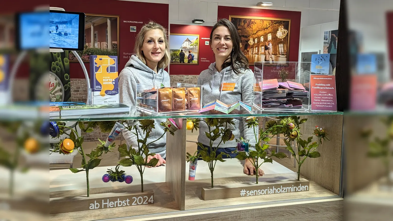 Dominique Bonneau-Kaunath und Ann-Kathrin Otte vom Sensoria Team stellten das Projekt in Berlin vor.  (Foto:  Stadtmarketing Holzminden)