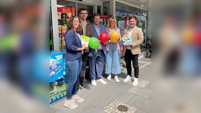 V.l.: Verena Hoppe (Beverungen Marketing e.V), Stefan Przyjemski (CityKauf), Michael Knipping (Sparkasse), Anna Vössing (ANNA´s fashion) und Bürgermeister Tino Wenkel. (Foto: Beverungen Marketing e.V.)