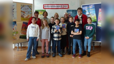 Beim Vorlesewettbewerb: (vorne v. l.) Amina Bekova, Elsa Kleinschmidt, Kian Sulejmanovic, Jonas Hoppe, Alijana Brulic, Maria Giefers, Maher Ahmed, Lynn Dietrich, (hinten v. l.) Birgit Pieper, Juliana Finke, Elke Wessler, Irmhild Pissors, Birgit Riepe-Dewender. (Foto: Grundschule Beverungen)