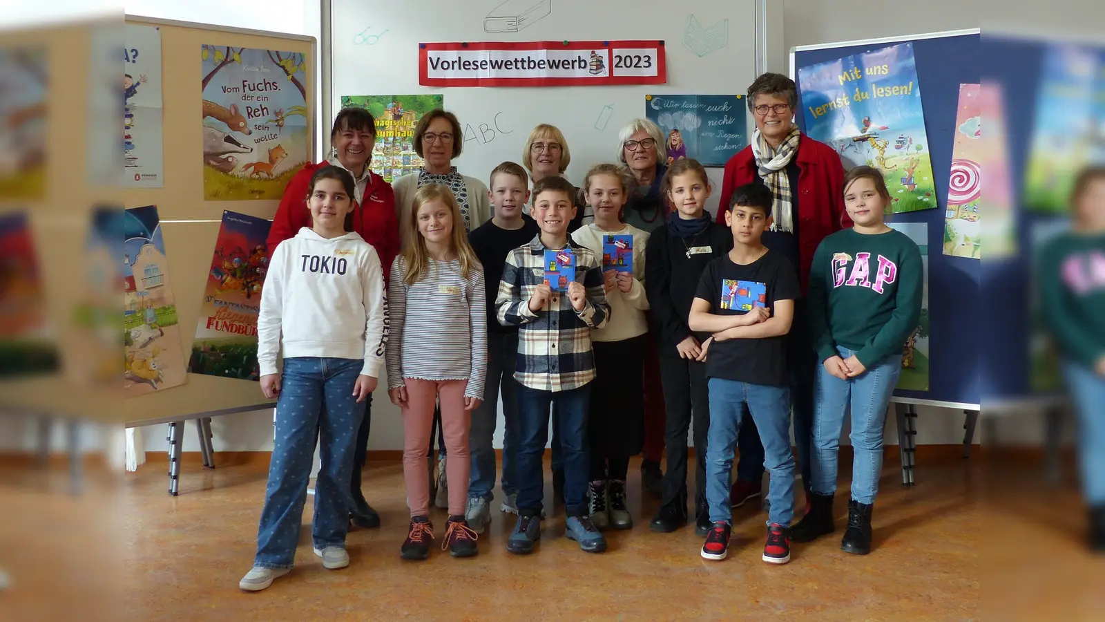 Beim Vorlesewettbewerb: (vorne v. l.) Amina Bekova, Elsa Kleinschmidt, Kian Sulejmanovic, Jonas Hoppe, Alijana Brulic, Maria Giefers, Maher Ahmed, Lynn Dietrich, (hinten v. l.) Birgit Pieper, Juliana Finke, Elke Wessler, Irmhild Pissors, Birgit Riepe-Dewender. (Foto: Grundschule Beverungen)