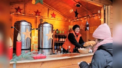 Glühwein gehört auch in Ottbergen zum Marktvergnügen.  (Foto: Iris Spieker-Siebrecht)