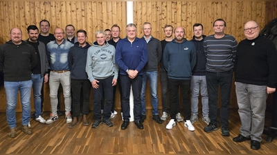 Generationswechsel und Kontinuität beim Schützenverein Rösebeck: (v.l.) Thomas Henkenius, Dr. Marcel Franzmann, Johannes Willmes, Mark Köster, Rafael Weber, Sven Fricke, Rudolf Stoppelkamp, Niklas Mörs, Dominik Beine, Peter Timmermann, Kai Köster, Sebastian Rose, Florian Zighan, Kai Steffens, Diethard Rose, Frank Bosin) (Foto: Schützenverein Rösebeck)