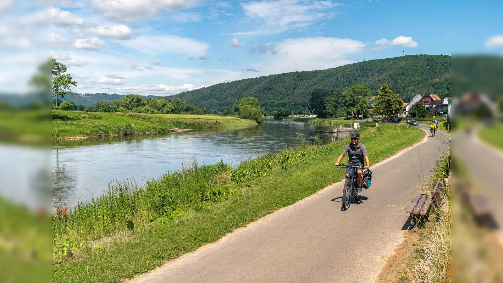 Ein Radfahrer unterwegs am beliebten Weser-Radweg bei Hemeln. (Foto: Maximilian Semsch)