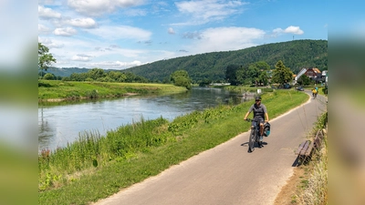 Ein Radfahrer unterwegs am beliebten Weser-Radweg bei Hemeln. (Foto: Maximilian Semsch)