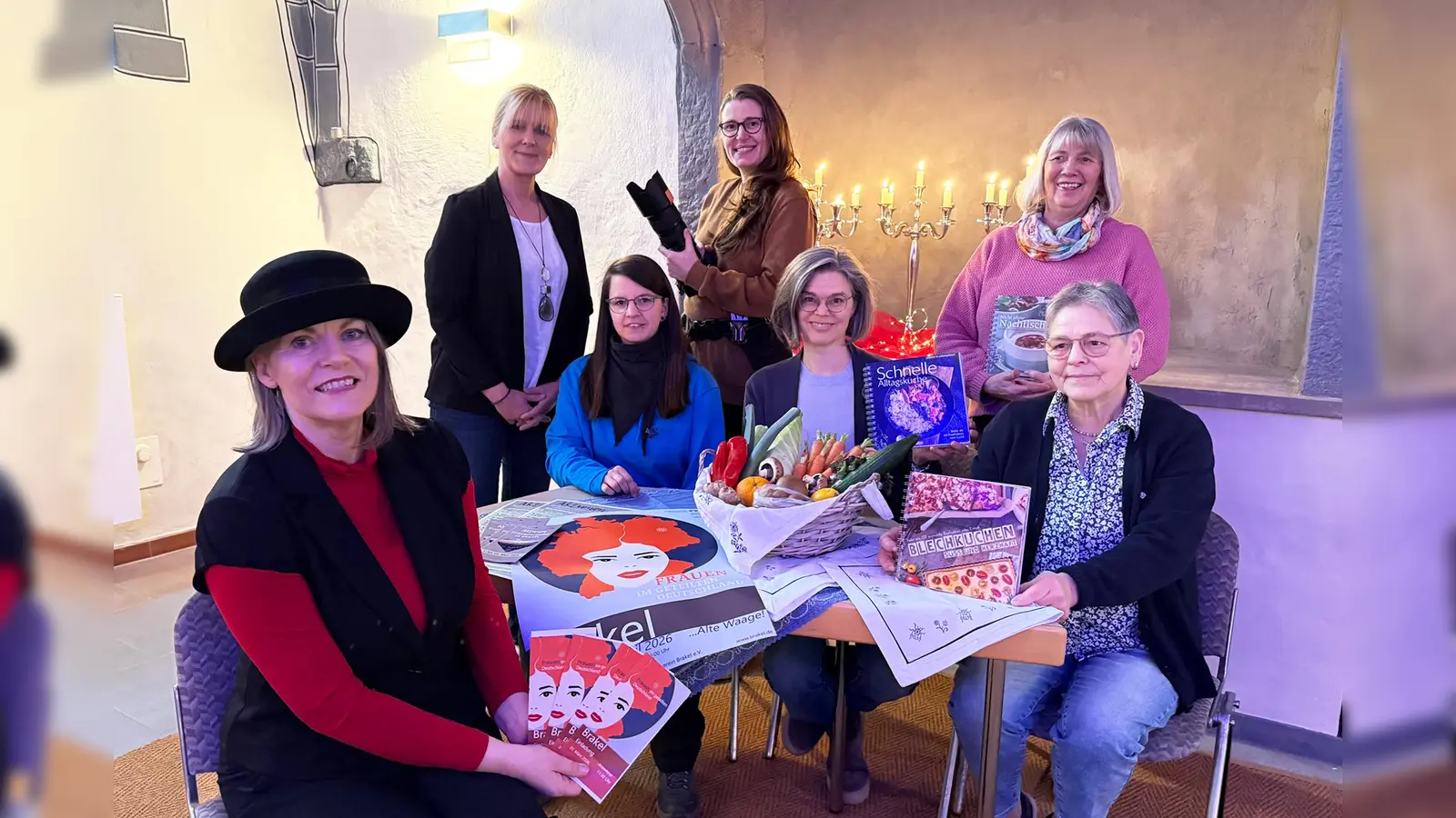 Auch im Jahr 2026 wird es wieder zahlreiche Aktionen rund um den Internationalen Frauentag in Brakel geben (v.l.): Evelyn Walker-Fimmel, Ulrike Nolte, Ninja Bröker, Claudia Warneke, Andrea Knoke, Walburga Rox und Hildegard Maas. (Foto: Stadt Brakel)