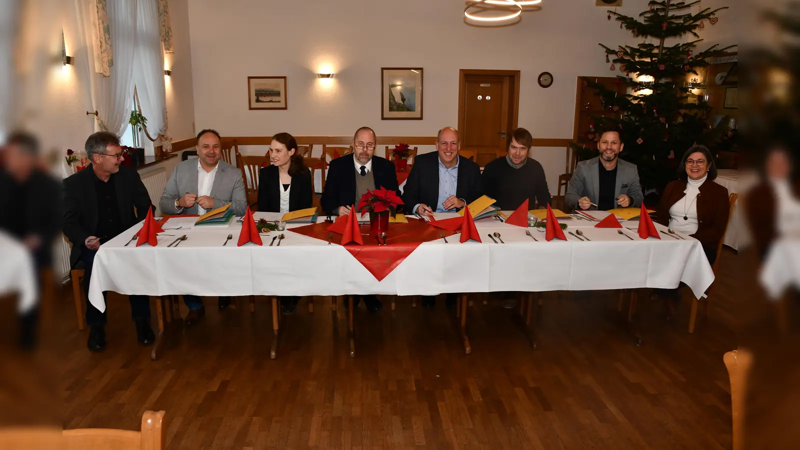 Letzte Unterschrift der Hauptverwaltungsbeamten im Altendorfer Hof (v.l.): Kreisbaurat Ralf Buberti, Landrat Michael Schünemann, Stadtoberrätin Alena Friese (Allgemeine Vertreterin des Bürgermeisters der Stadt Holzminden),Wolfgang Anders (Samtgemeindebürgermeister Eschershausen-Stadtoldendorf), Thomas Junker (Samtgemeindebürgermeister Bevern), Sebastian Rode (Samtgemeindebürgermeister Bodenwerder-Polle), Tino Wenkel (Samtgemeindebürgermeister Boffzen) und Kreiswirtschaftsförderin Dr. Jutta Klüber-Süßle. (Foto: Peter Drews/Landkreis Holzminden)