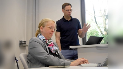 Alexa Höing und Dennis Linden haben den Studierenden gemeinsam die Vorgehensweise und den Ablauf des Praxisprojektes vorgestellt. (Foto: Kreissportbund Holzminden)