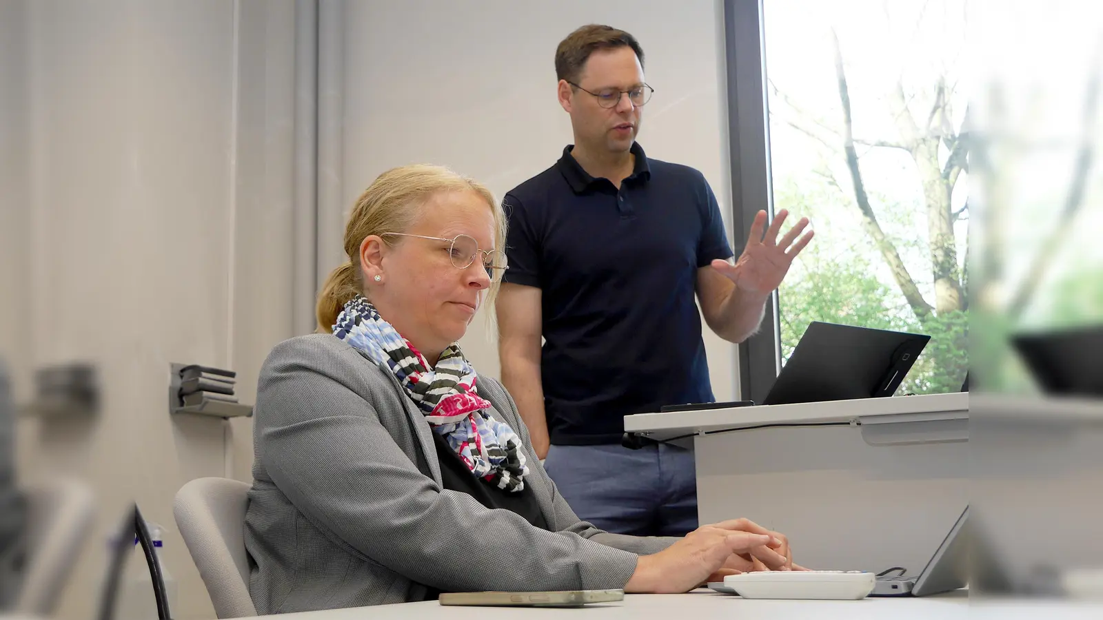 Alexa Höing und Dennis Linden haben den Studierenden gemeinsam die Vorgehensweise und den Ablauf des Praxisprojektes vorgestellt. (Foto: Kreissportbund Holzminden)