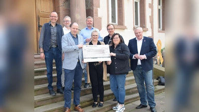Übergabe der Spendenerlöse aus dem Neujahrskonzert 2025 – (h.v.l.) Joachim Quadflieg (Sinf. Blasorchester), Andreas Nolte, Fa. Bausie sowie Holger Engel und Stefan Balke vom Sinf. Blasorchester. (v.v.l.) Stefan Vogt, Volksbank Höxter, Jessica Mewes vom Förderverein der Musikschule Höxter, Marina Cooper (Sinf. Blasorchester) und Bürgermeister Daniel Hartmann. (Foto: Stadt Höxter)