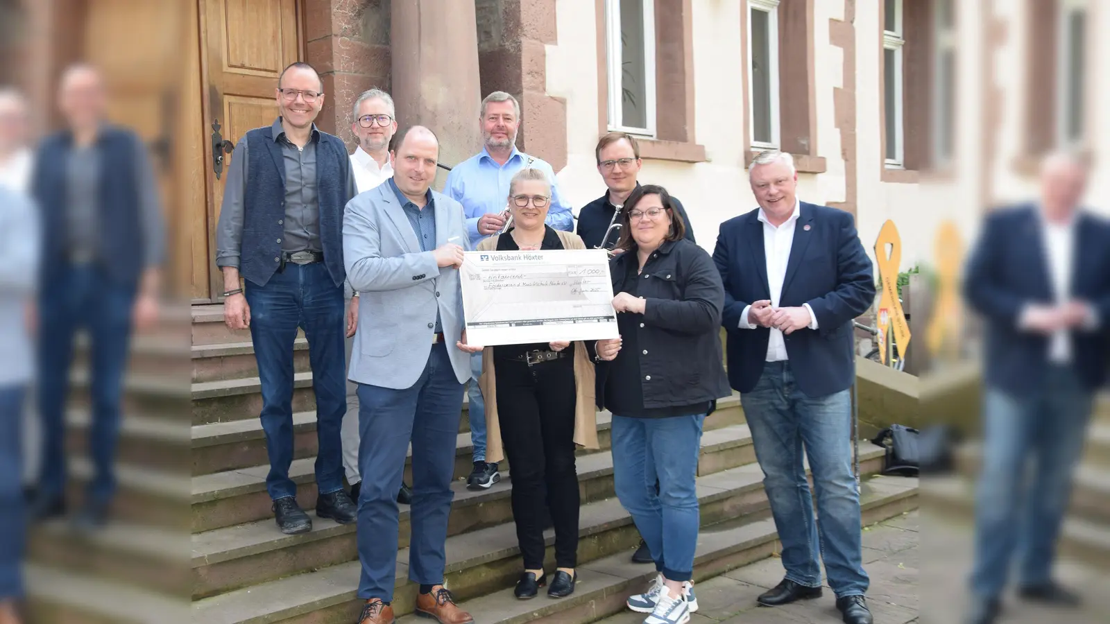 Übergabe der Spendenerlöse aus dem Neujahrskonzert 2025 – (h.v.l.) Joachim Quadflieg (Sinf. Blasorchester), Andreas Nolte, Fa. Bausie sowie Holger Engel und Stefan Balke vom Sinf. Blasorchester. (v.v.l.) Stefan Vogt, Volksbank Höxter, Jessica Mewes vom Förderverein der Musikschule Höxter, Marina Cooper (Sinf. Blasorchester) und Bürgermeister Daniel Hartmann. (Foto: Stadt Höxter)