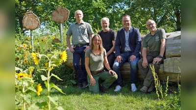Aus einer 1.000 qm großen Überhangfläche konnte ein blühender Lebensraum für Insekten geschaffen werden, (v.l.) Jürgen Bröker (Friedhofsverwaltung), Friedhofsgärtner Heiner Balke, Bürgermeister Alexander Kleinschmidt, Forstwirt Stefan Temme und Friedhofsgärtnerin Franzisca Hoffmann. (Foto: Stadt Brakel)