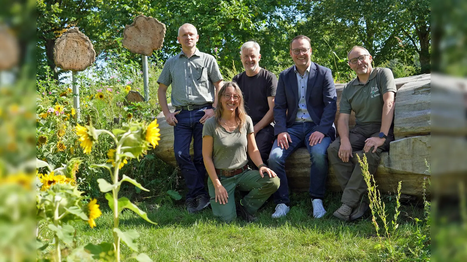 Aus einer 1.000 qm großen Überhangfläche konnte ein blühender Lebensraum für Insekten geschaffen werden, (v.l.) Jürgen Bröker (Friedhofsverwaltung), Friedhofsgärtner Heiner Balke, Bürgermeister Alexander Kleinschmidt, Forstwirt Stefan Temme und Friedhofsgärtnerin Franzisca Hoffmann. (Foto: Stadt Brakel)