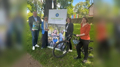 Das Stadtradeln in Höxter geht in die 6. Runde (v.l.): Bürgermeister Daniel Hartmann, Baudezernentin Julia Gogrewe, Klimaschutzmanagerin Katharina Koßmann und Mobilitätsmanagerin Karolin Bludau freuen sich auf den Aktionszeitraum im Juni. (Foto: Stadt Höxter)