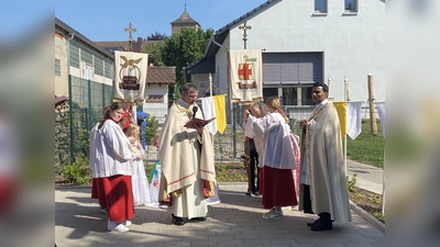 In jedem Sommer geht die St. Nikolaus-Pfarrgemeinde Natzungen die 1677 gelobte Prozession durch die Straßen des Dorfes. (Foto: privat)