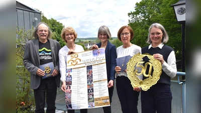 Vertreter des Vorstands und des Kulturbüros der Kulturgemeinschaft (v. l.) Volker Faltin, Elke Reede und Ute Pannewitz vom Kulturbüro, Juliane Finke und Nathalie Nessler laden ein, sich Karten für die Jubiläumssaison zu sichern. Das Programmheft liegt ab sofort aus.  (Foto: Barbara Siebrecht)