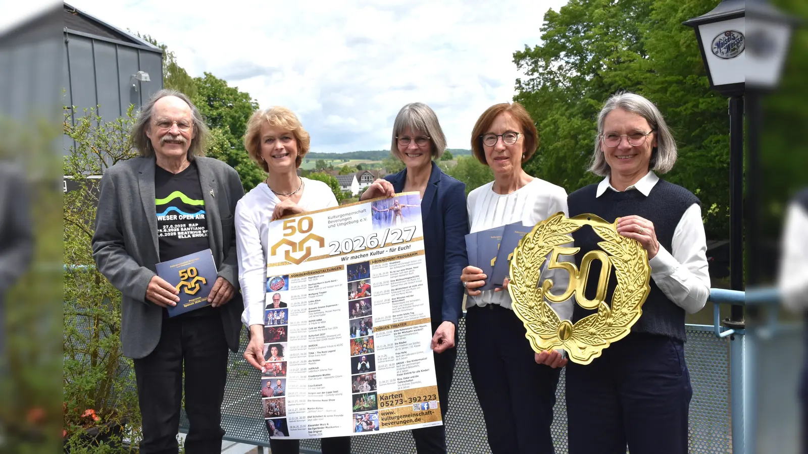 Vertreter des Vorstands und des Kulturbüros der Kulturgemeinschaft (v. l.) Volker Faltin, Elke Reede und Ute Pannewitz vom Kulturbüro, Juliane Finke und Nathalie Nessler laden ein, sich Karten für die Jubiläumssaison zu sichern. Das Programmheft liegt ab sofort aus.  (Foto: Barbara Siebrecht)