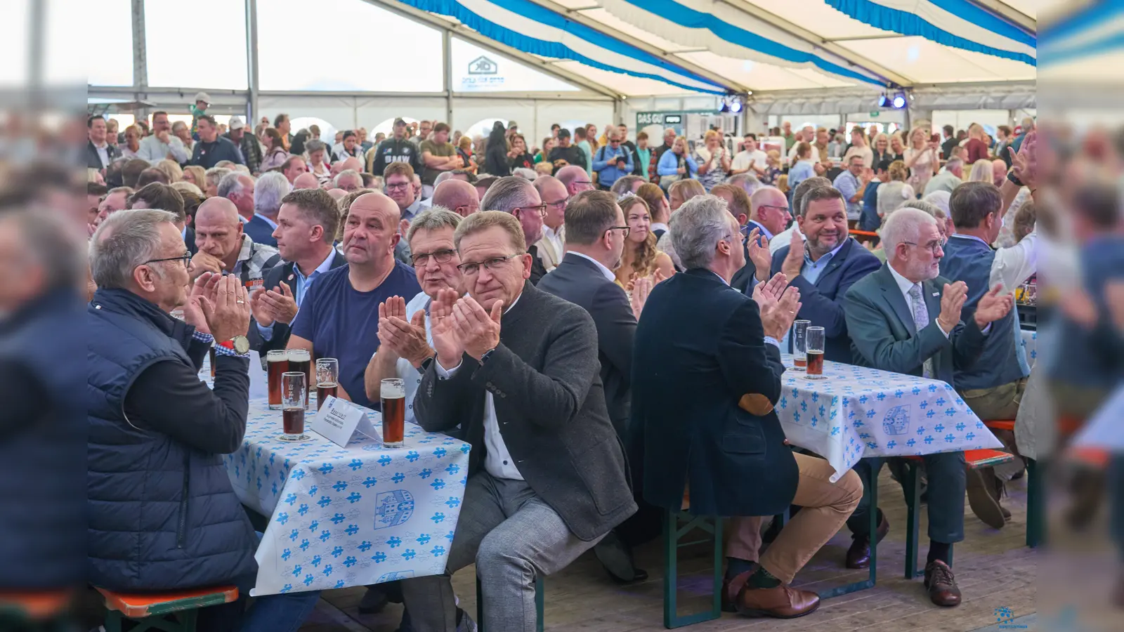 Volles Zelt zur Eröffnung: Vertreter aus Politik, Wirtschaft und Festkommissionen aus umliegenden Städten und Gemeinden feierten gemeinsam die Eröffnung der 77. Warburger Oktoberwoche. (Foto: Stefan Bönning)
