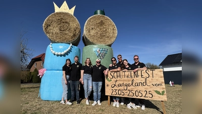 Königspaar und Hofstaat freuen sich bereits aufs Schützenfestwochenende (v.l.): Lisa und Marian Claes, Annika Marx und Vincent Hölzel (Königspaar), Melissa und Sven Wolks sowie Maike und Nils Niggemann. (Foto: privat)