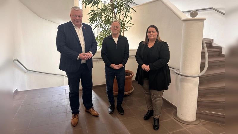 Bürgermeister Daniel Hartmann traf sich zum Austausch mit Bernhard Eder von der Katholischen Landvolkshochschule Hardehausen und Nadine Nolte von der Stabsstelle Familie der Stadt Höxter zur geplanten Einrichtung eines Seniorenbeirats. (Foto: Stadt Höxter)