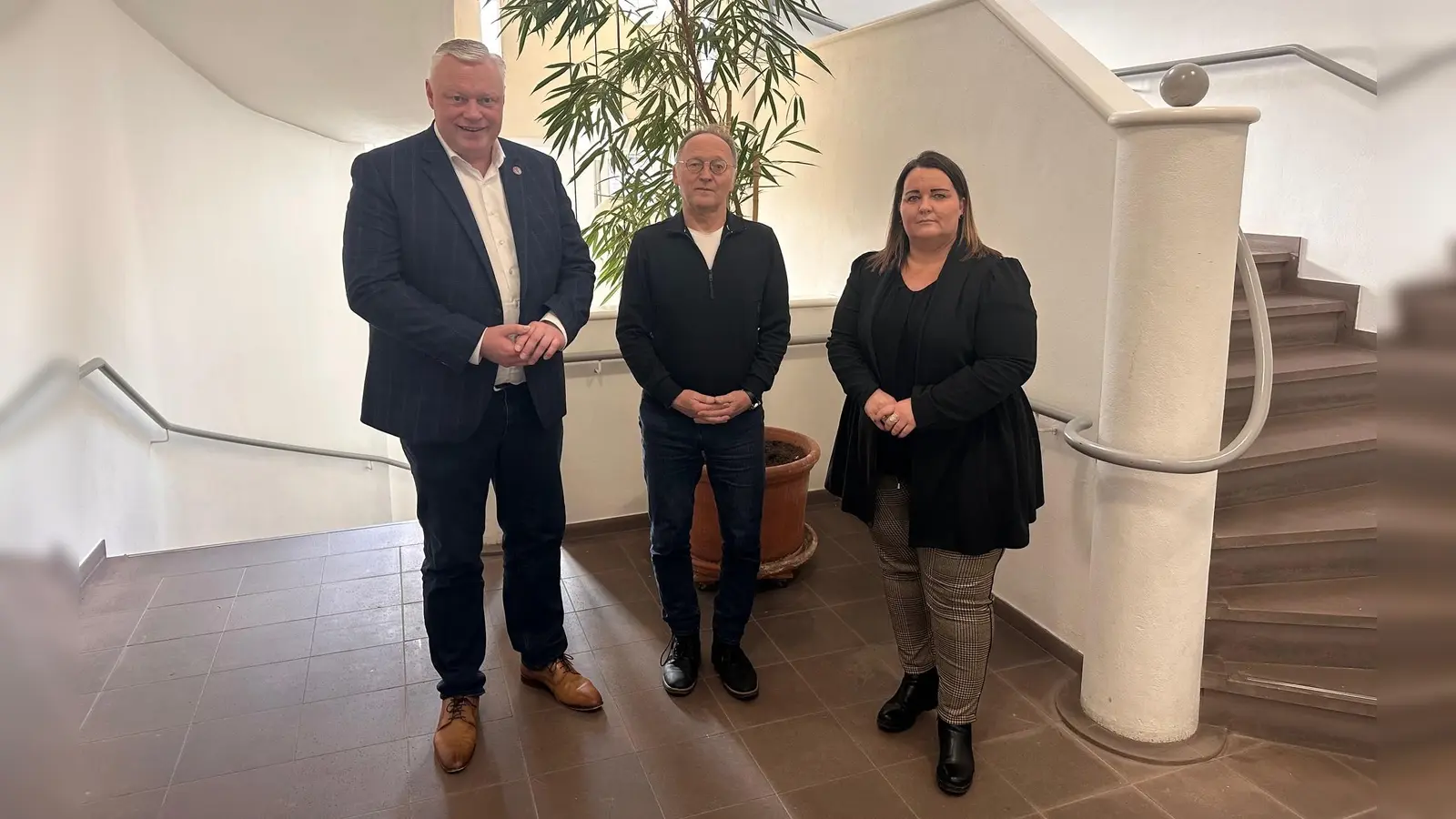 Bürgermeister Daniel Hartmann traf sich zum Austausch mit Bernhard Eder von der Katholischen Landvolkshochschule Hardehausen und Nadine Nolte von der Stabsstelle Familie der Stadt Höxter zur geplanten Einrichtung eines Seniorenbeirats. (Foto: Stadt Höxter)